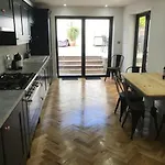 Будинок відпочинку Large Newly Refurbished House Close To Harbour Free Parking *