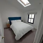 Large Newly Refurbished House Close To Harbour Free Parking