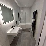Large Newly Refurbished House Close To Harbour Free Parking Будинок відпочинку *