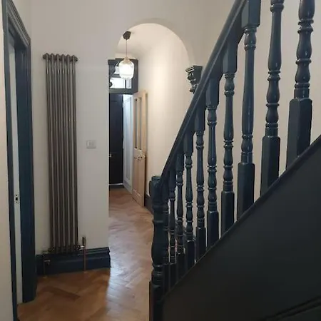 Large Newly Refurbished House Close To Harbour Free Parking *