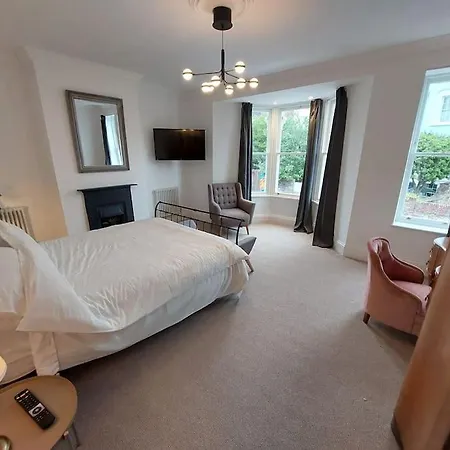 Large Newly Refurbished House Close To Harbour Free Parking