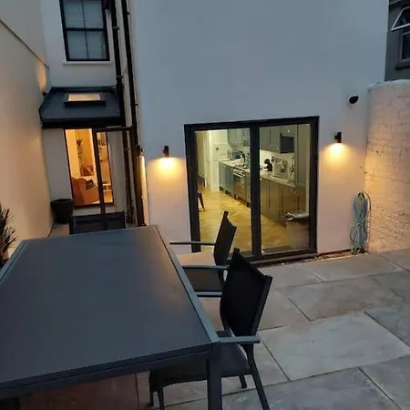 Large Newly Refurbished House Close To Harbour Free Parking Bristol