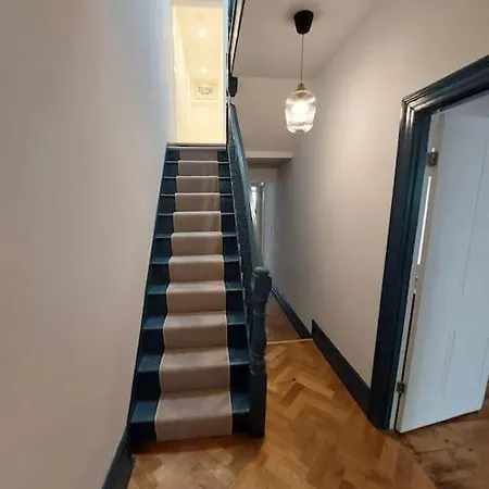 Large Newly Refurbished House Close To Harbour Free Parking * Бристоль