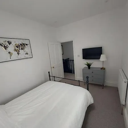 Large Newly Refurbished House Close To Harbour Free Parking בית נופש *