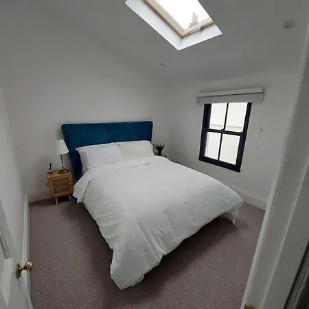 Large Newly Refurbished House Close To Harbour Free Parking