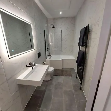 Large Newly Refurbished House Close To Harbour Free Parking בית נופש *