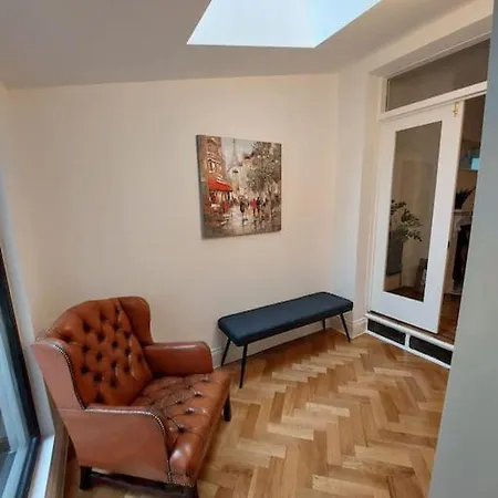 Large Newly Refurbished House Close To Harbour Free Parking *