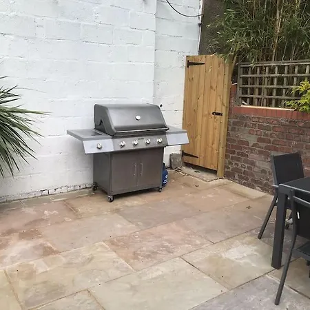 Large Newly Refurbished House Close To Harbour Free Parking * בריסטול