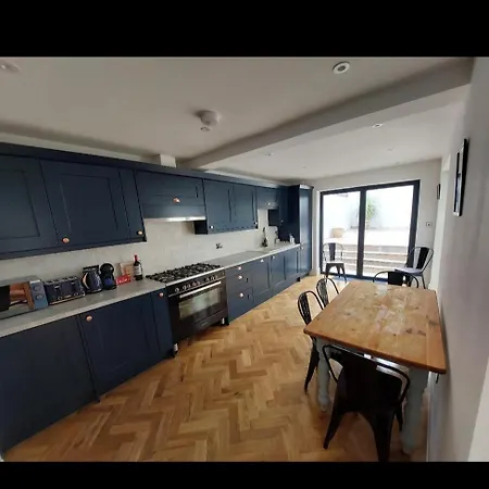 בית נופש Large Newly Refurbished House Close To Harbour Free Parking