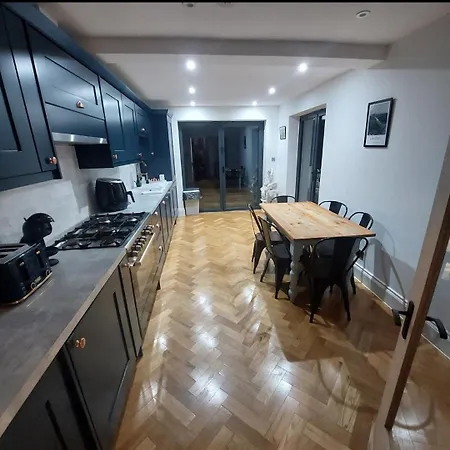 בית נופש Large Newly Refurbished House Close To Harbour Free Parking *