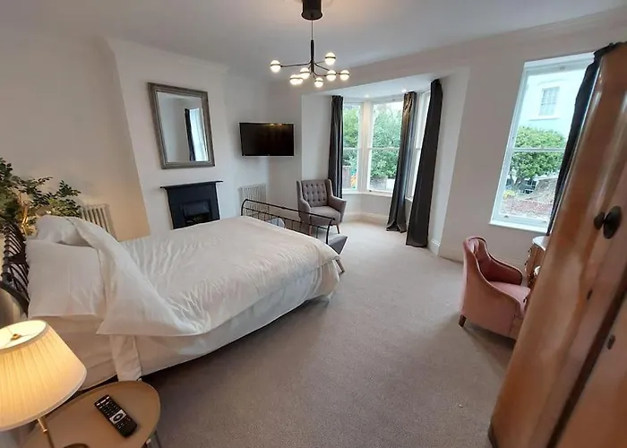 Large Newly Refurbished House Close To Harbour Free Parking