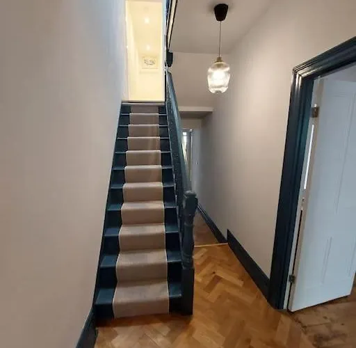 Large Newly Refurbished House Close To Harbour Free Parking * 布里斯托