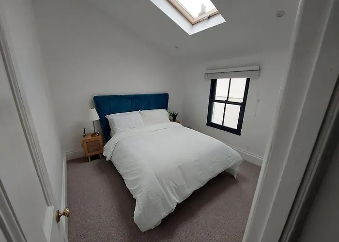 Large Newly Refurbished House Close To Harbour Free Parking