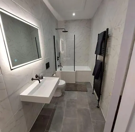 Large Newly Refurbished House Close To Harbour Free Parking 度假居 *