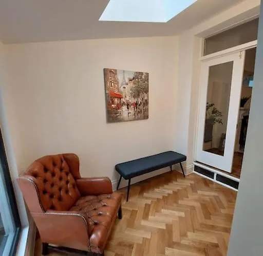 Large Newly Refurbished House Close To Harbour Free Parking *