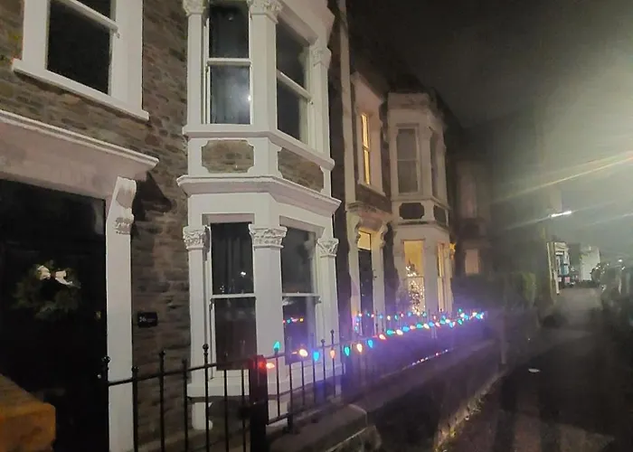 Large Newly Refurbished House Close To Harbour Free Parking