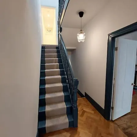Large Newly Refurbished House Close To Harbour *