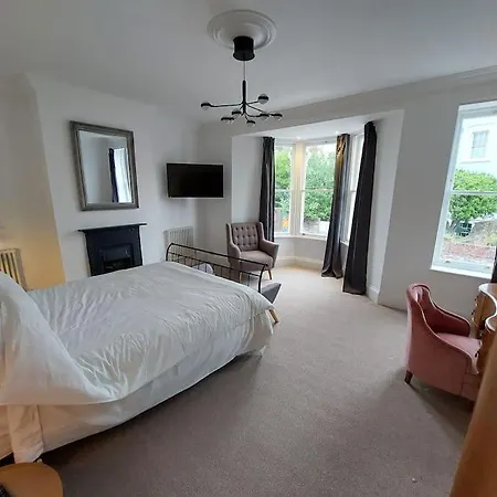 Large Newly Refurbished House Close To Harbour *