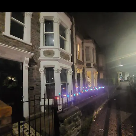 Large Newly Refurbished House Close To Harbour Free Parking