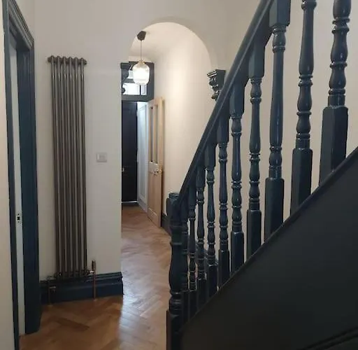 Large Newly Refurbished House Close To Harbour Free Parking *